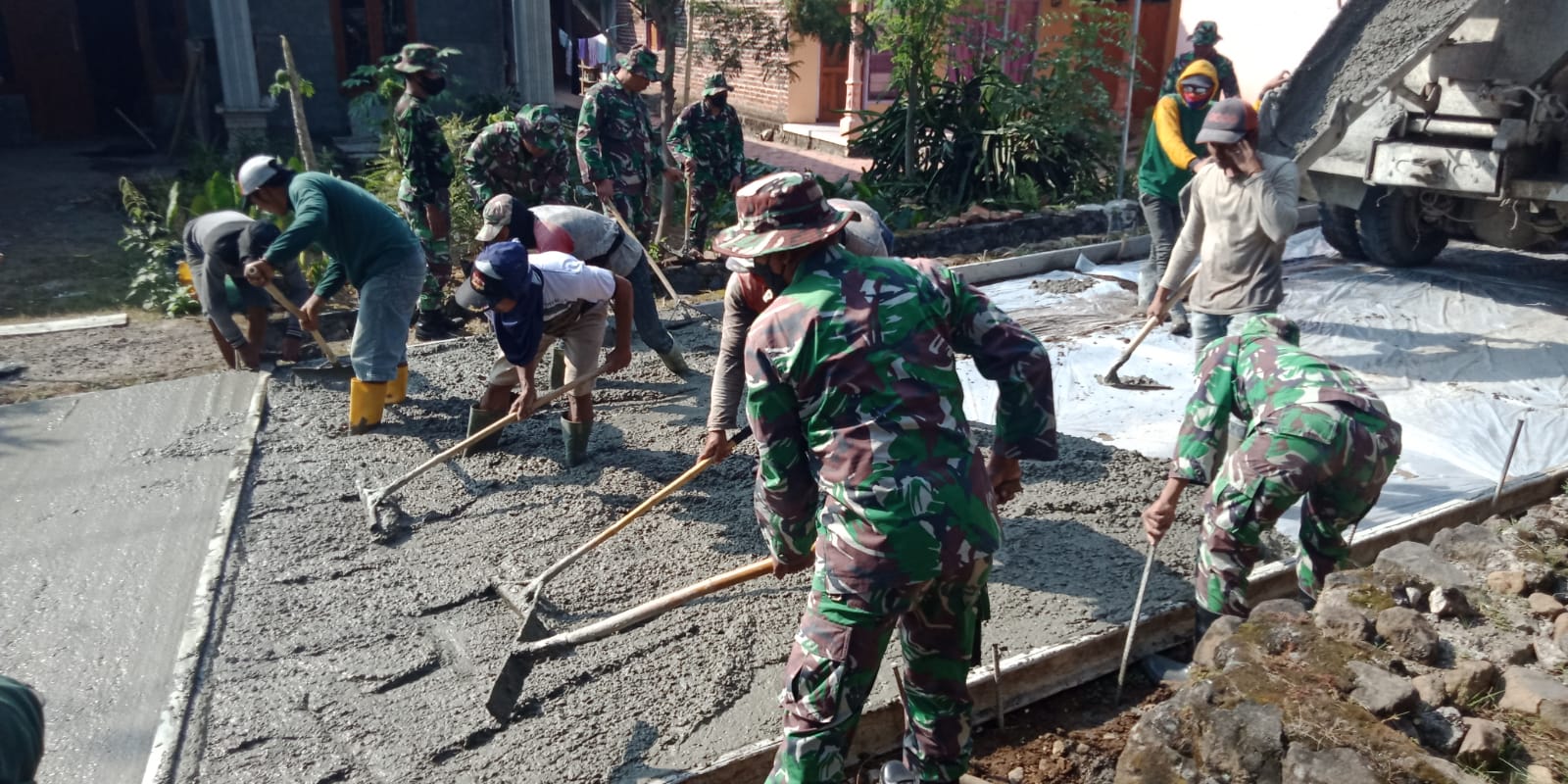 TMMD Imbangan Ke-114 Mojokerto, Tak Kenal Libur Prajurit Bareng Warga Terus Berkarya