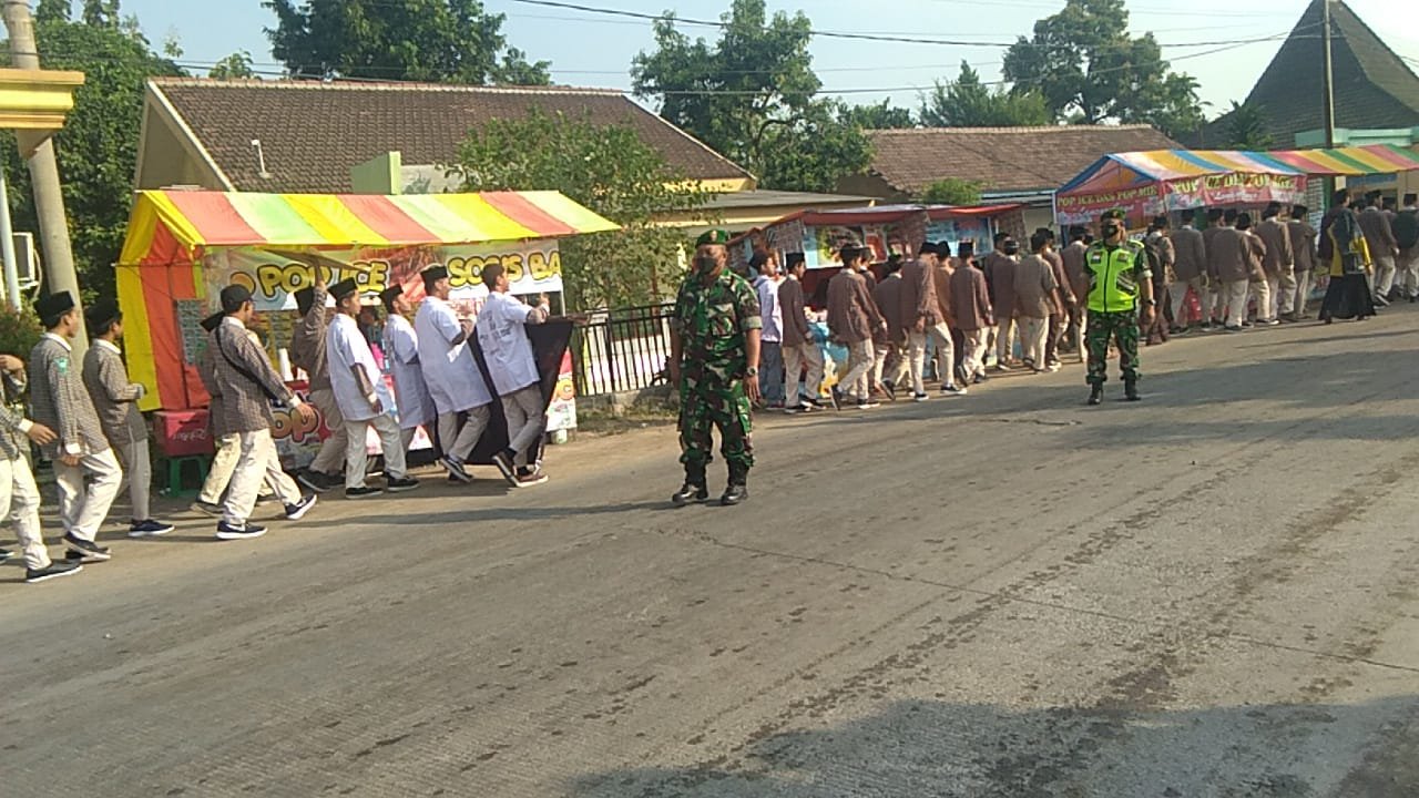 Peringati Satu Muharam, Koramil Gondang Lakukan Pengamanan Jalan Sehat & Bansos