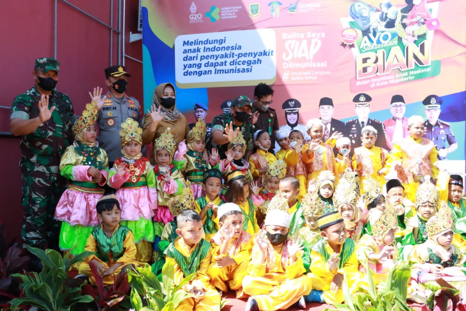 Kapolresta Mojokerto Dampingi Ning Ita Tinjau Bulan Imunisasi Anak