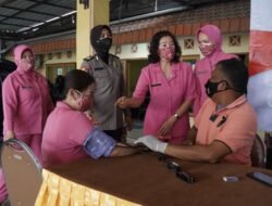 Polwan Sidoarjo Baksos dan Layani Vaksinasi di Desa Pesisir