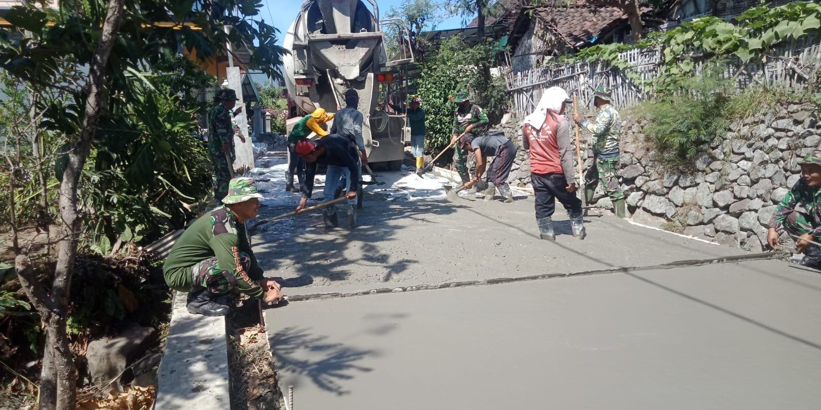 TMMD Ke-114 Mojokerto, Satgas TMMD Tuntaskan Rabat Beton Jalan Antar Dusun