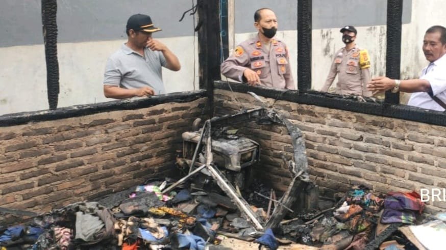Polsek Talang Padang Identifikasi Kebakaran Rumah di Pekon Sukamerindu