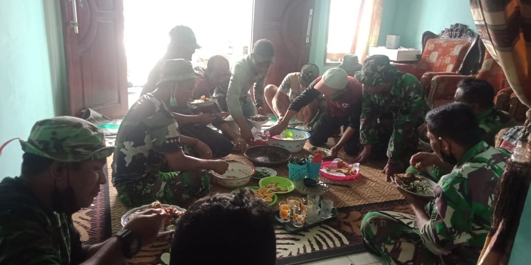 Manunggal Dengan Rakyat, Satgas TMMD Imbangan Ke-114 Makan Bareng Warga