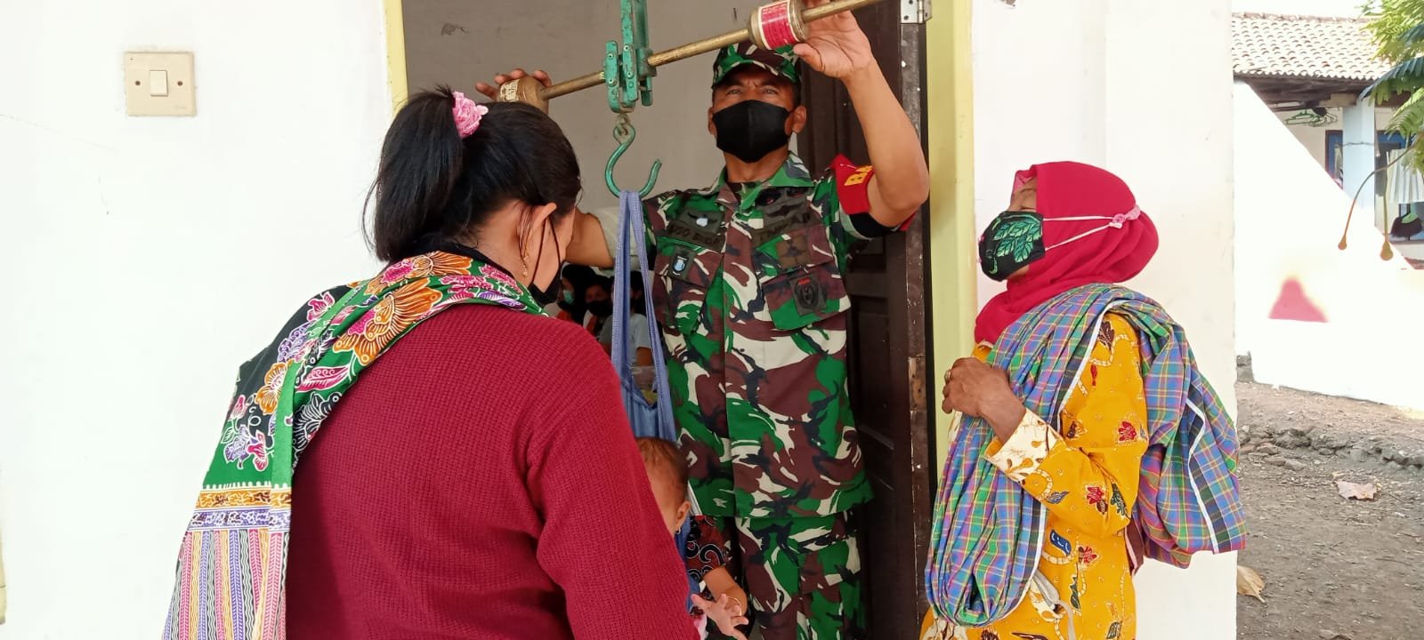 Turunkan Angka Stunting, Babinsa Koramil 0815/16 Pacet Berperan Aktif Kawal BIAN