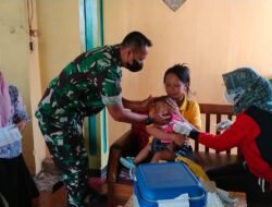 Dukung Program BIAN Babinsa Koramil Bangsal Aktif Dampingi Imunisasi Balita