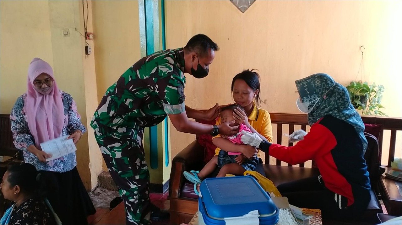 Dukung Program BIAN Babinsa Koramil Bangsal Aktif Dampingi Imunisasi Balita