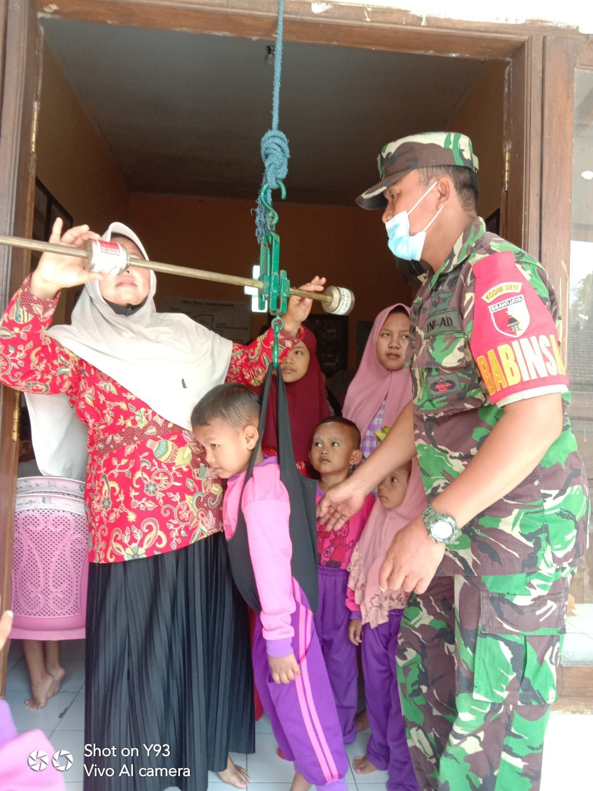 Tangkal Stunting, Koramil Kutorejo Aktif Dampingi Imunisasi Balita