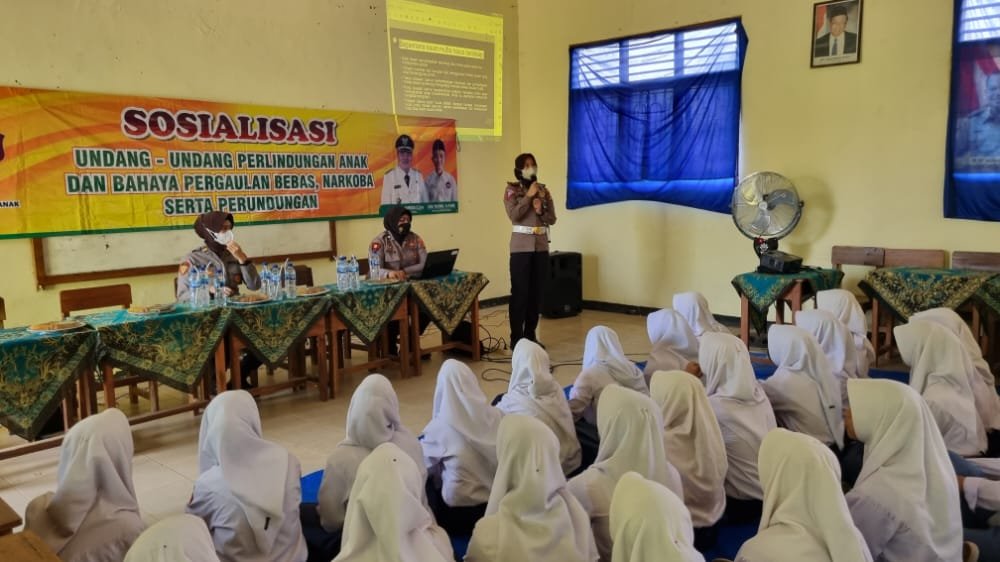 Polwan Polres Lampung Tengah Goes to School