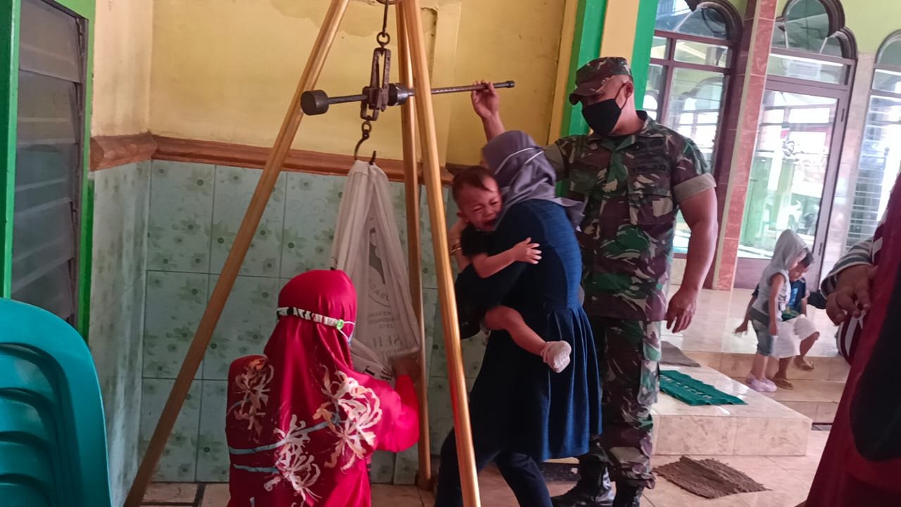 Cegah Stunting Koramil Ngoro Proaktif Kawal & Dampingi Imunisasi Balita