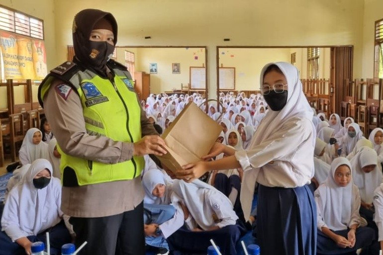 Polwan Polres Lampung Tengah Goes to School