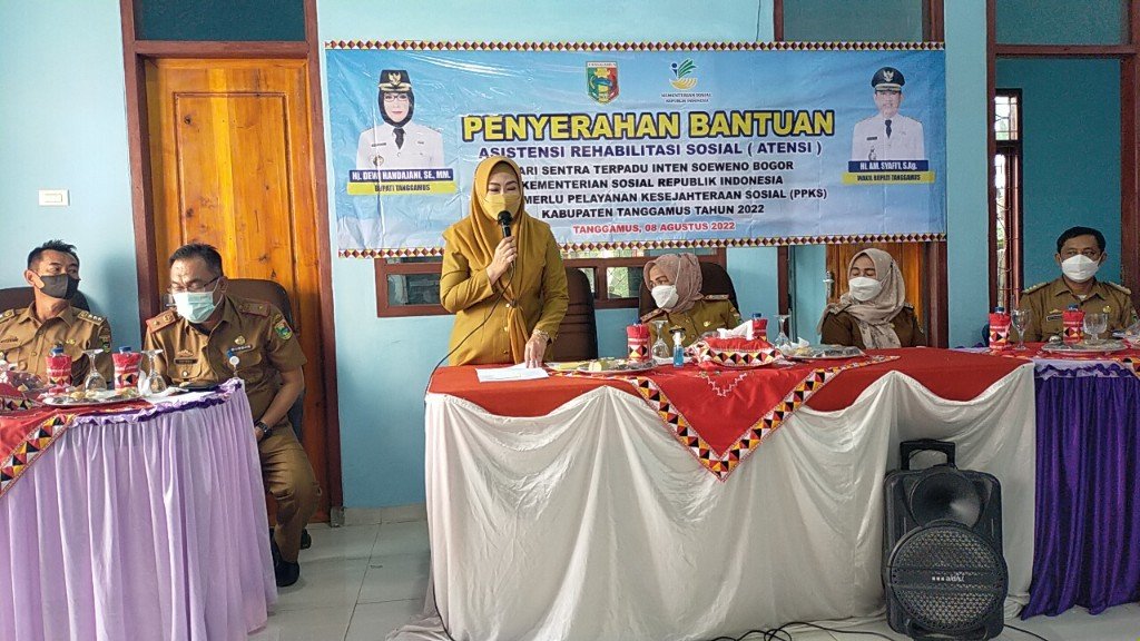 Bupati Tanggamus Serahkan Bantuan Asistensi Rehabilitasi Sosial