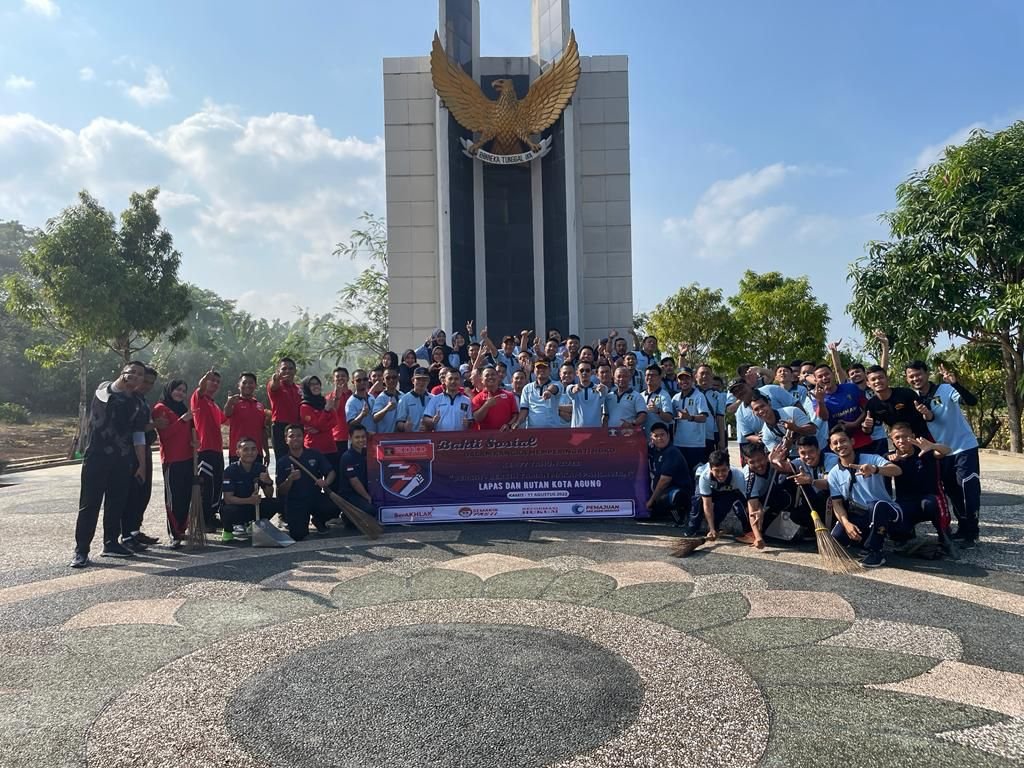 Kompak, Lapas dan Rutan Kotaagung Gelar Bakti Sosial Bersih-Bersih Taman Makam Pahlawan