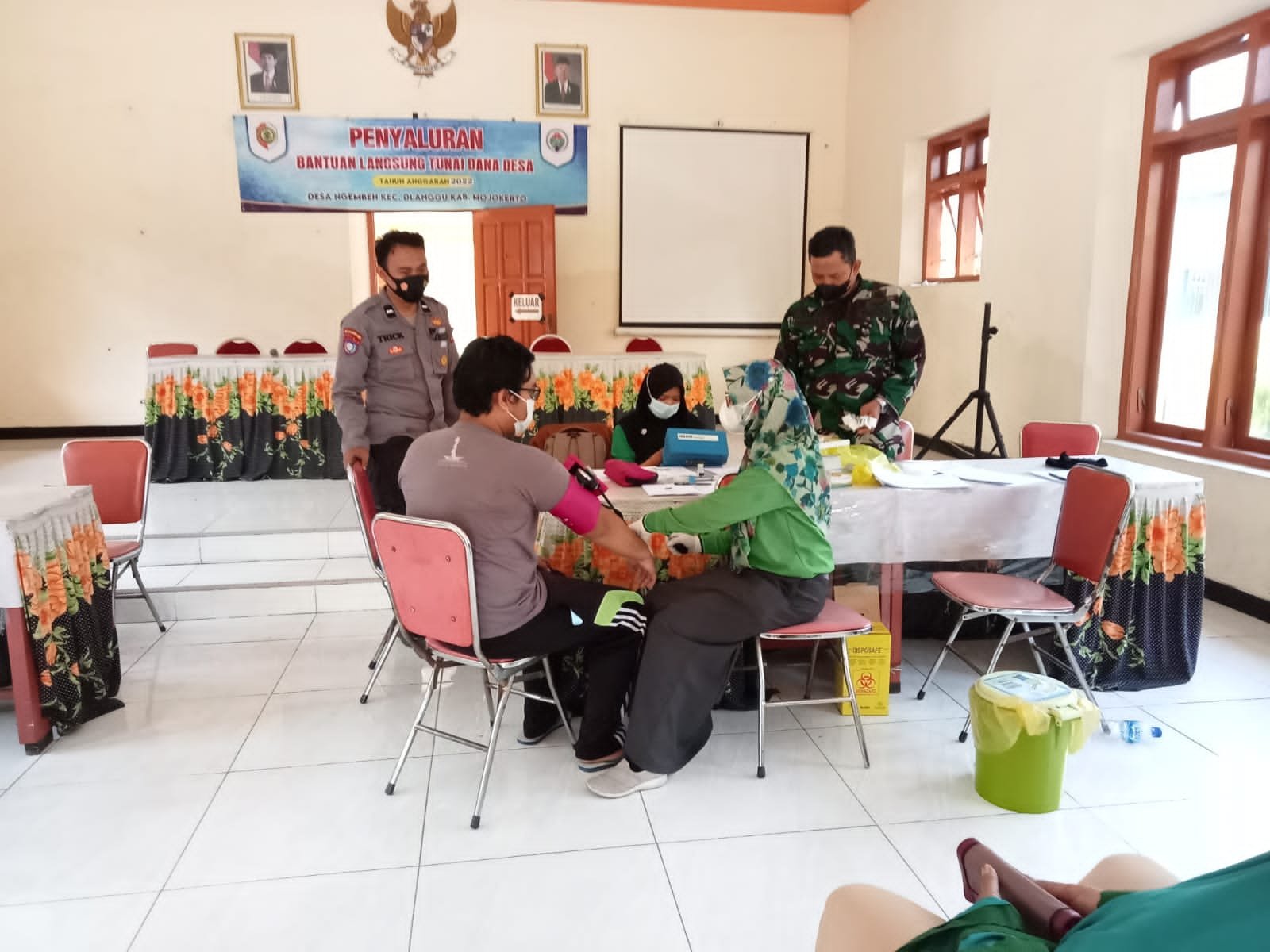 Koramil Dlanggu Kerahkan Babinsa Pantau Layanan Vaksinasi Di Dua Desa