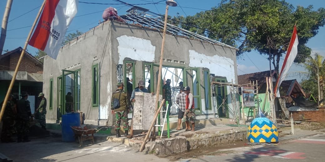 Satgas TMMD Ke-114 Mojokerto, Tuntaskan Pemasangan Kusen Musholla