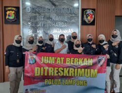 Polwan Direktorat Reserse Polda Lampung Lakukan Giat Rutin Jumat berkah Dengan Bagikan Nasi Kotak