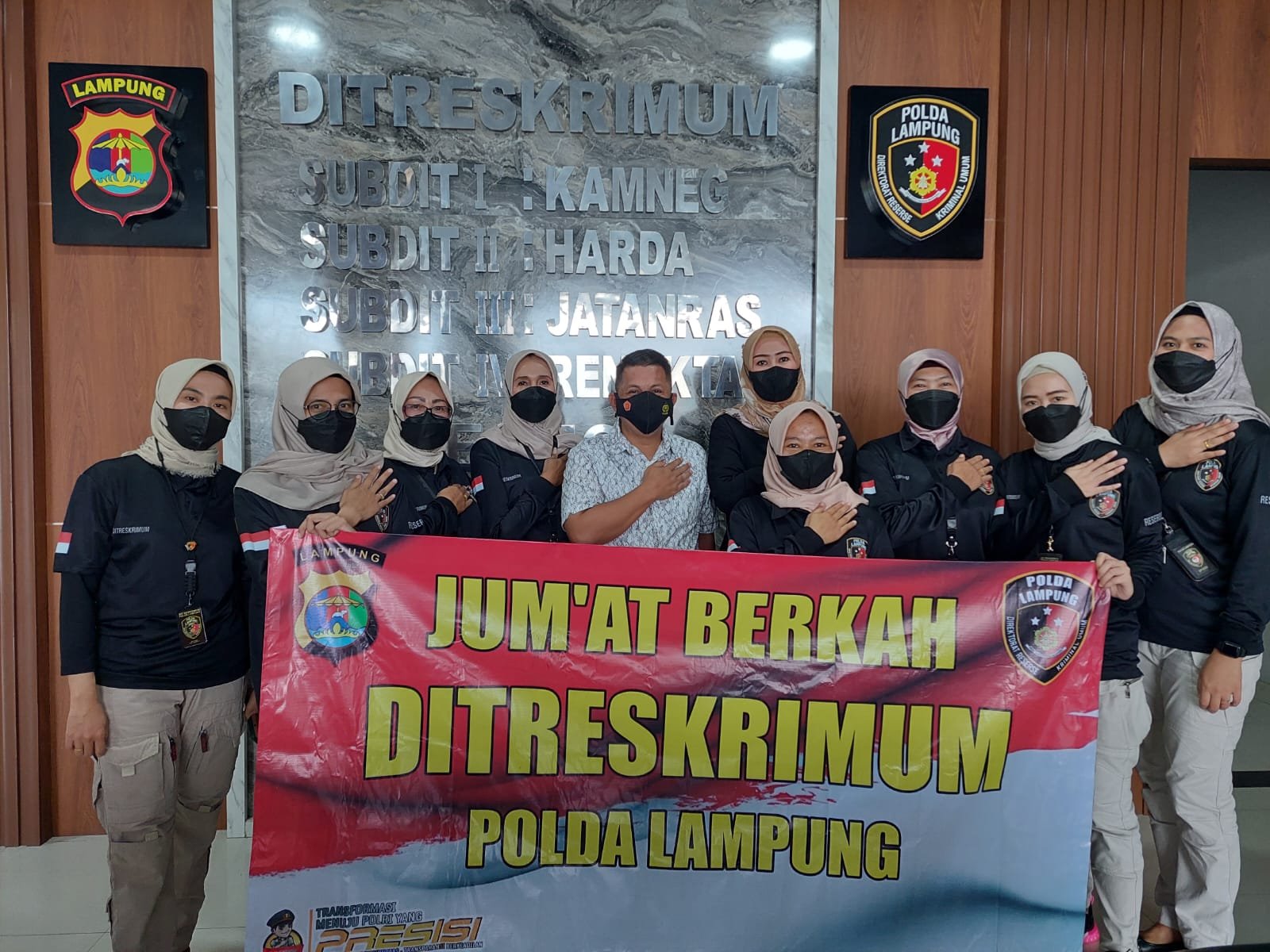 Polwan Direktorat Reserse Polda Lampung Lakukan Giat Rutin Jumat berkah Dengan Bagikan Nasi Kotak