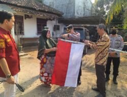 Sambut HUT RI Ke-77, Polsek Pringsewu Kota Bersinergi dengan Uspika Bagi Bagi Bendera Merah Putih