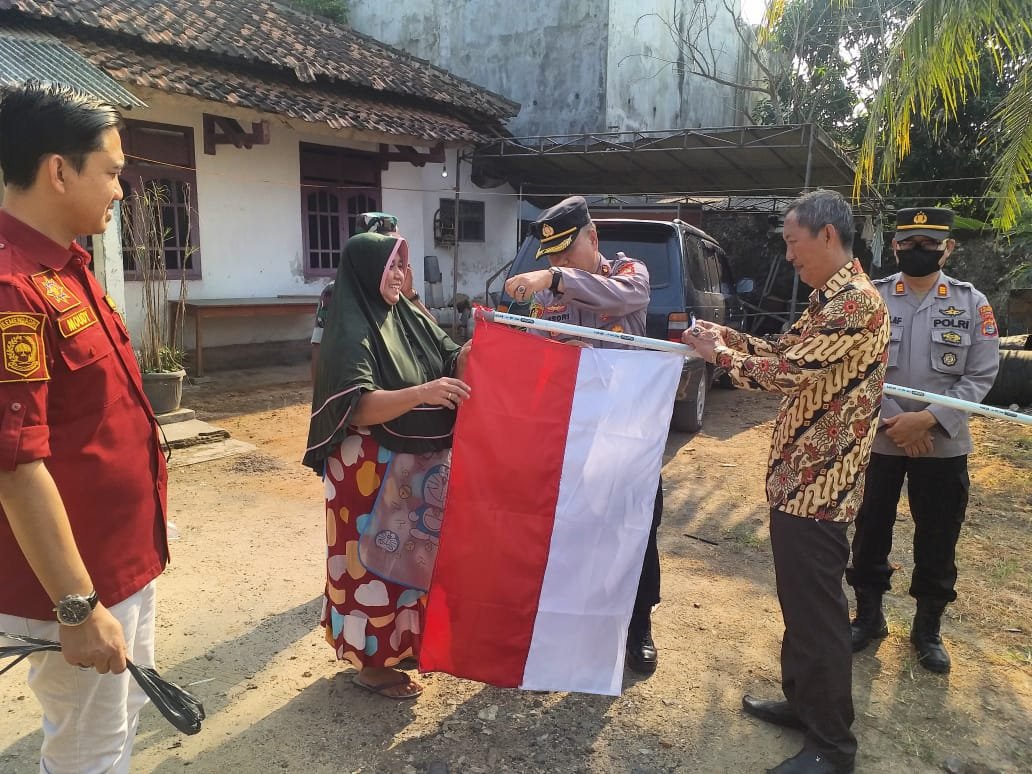Sambut HUT RI Ke-77, Polsek Pringsewu Kota Bersinergi dengan Uspika Bagi Bagi Bendera Merah Putih