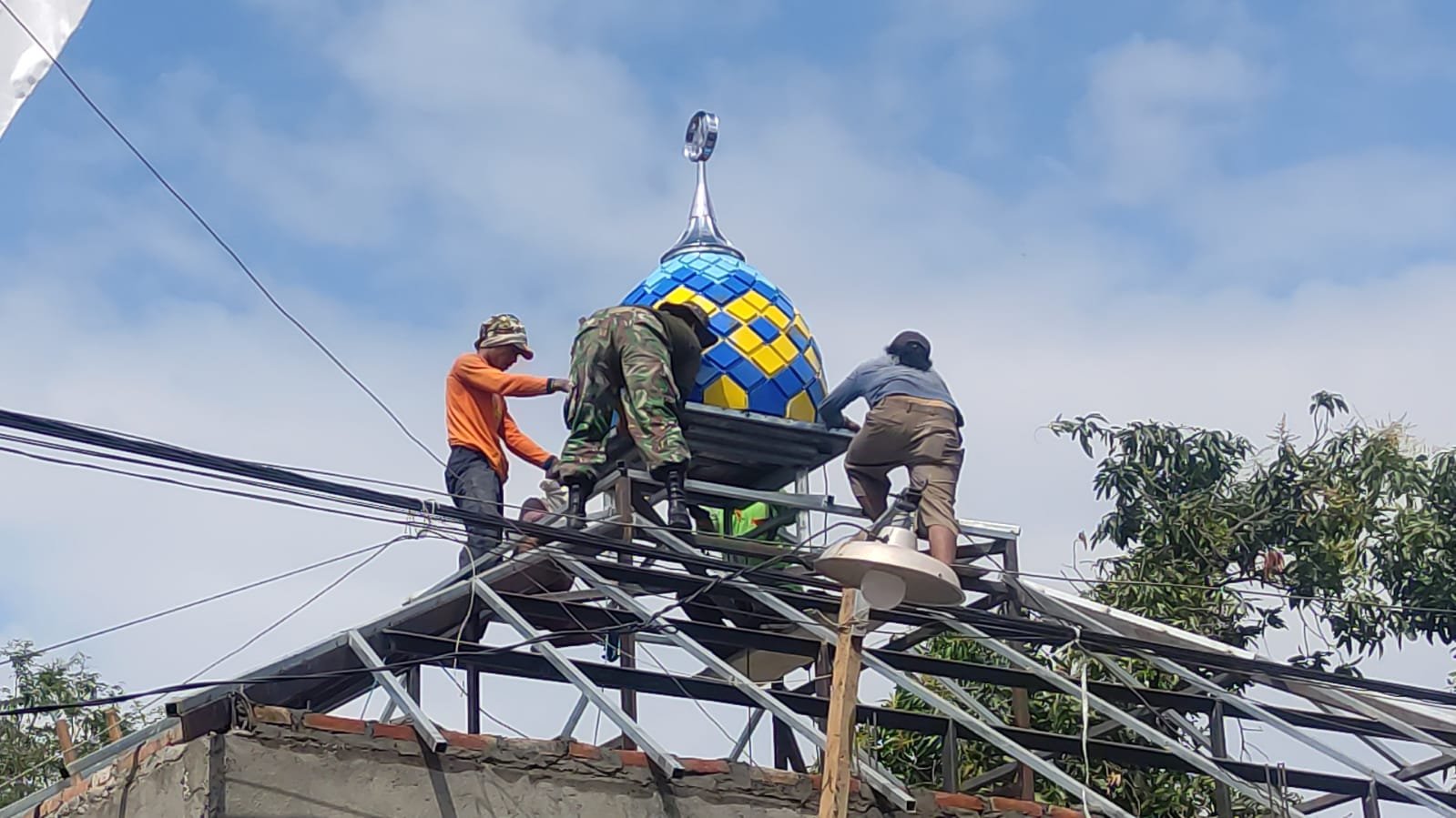 TMMD Imbangan Ke-114, Satgas Pasang Kubah Mushola Nurul Iman