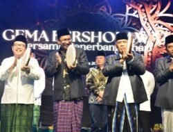 Ribuan Penerbang Ishari Gemakan Sholawat di Parkir Timur GOR, Bupati Gus Muhdlor Bangga Jama’ahnya Naik Dua Kali Lipat