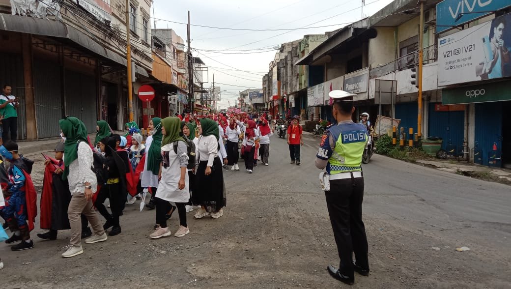 Satlantas Polres Pringsewu Amankan Pawai Karnaval Milad SD Muhammadiyah Pringsewu