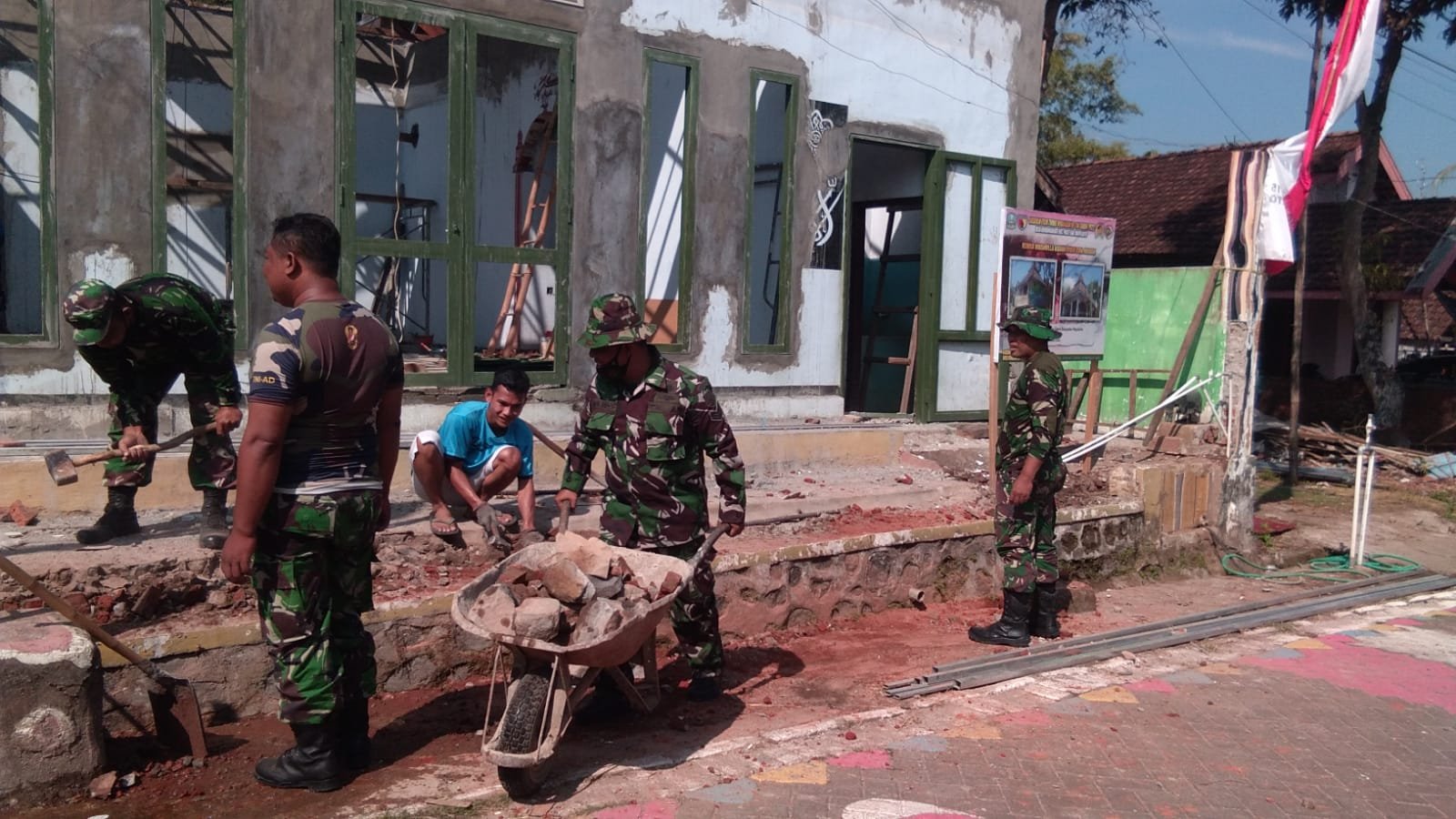 Sinergi SSK TMMD - Warga Kebut Rehab Musholla Nurul Iman