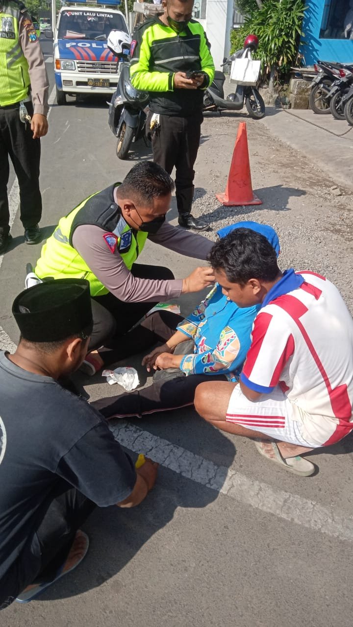 Gerak Cepat Panit 1 Lantas Polsek Prajurit Kulon Beri Pertolongan Pertama Korban Laka Tunggal