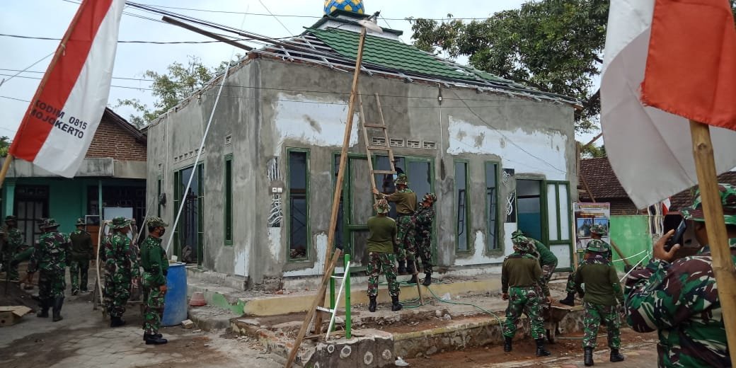 Moril Tinggi, Satgas TMMD Imbangan Ke-114 Tak Henti Kerjakan Renovasi Mushola Nurul Iman