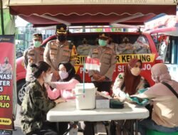 Gelorakan Semangat Kemerdekaan, Polisi Sidoarjo Bagikan 500 Bendera ke Masyarakat