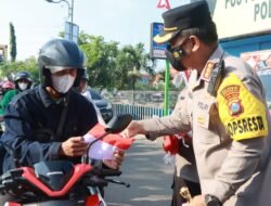 Gelorakan Semangat Kemerdekaan, Polisi Sidoarjo Bagikan 500 Bendera ke Masyarakat