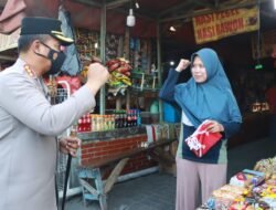 Gelorakan Semangat Kemerdekaan, Polisi Sidoarjo Bagikan 500 Bendera ke Masyarakat