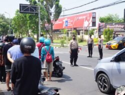 Detik Proklamasi Pengendara Depan Mako Polresta Sidoarjo Diberhentikan