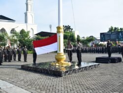 Di Hari Kemerdekaan Republik Indonesia, Kapolresta Sidoarjo Berikan Penghargaan Anggota