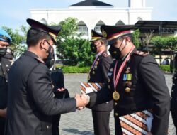 Di Hari Kemerdekaan Republik Indonesia, Kapolresta Sidoarjo Berikan Penghargaan Anggota