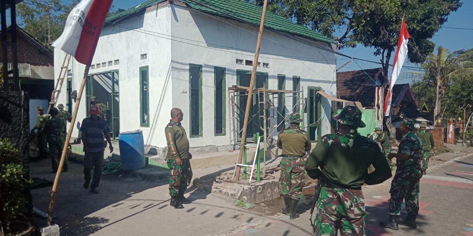 TMMD KE-114 Mojokerto, Satgas Bareng Warga Tuntaskan Pemasangan Atap Genteng Mushola