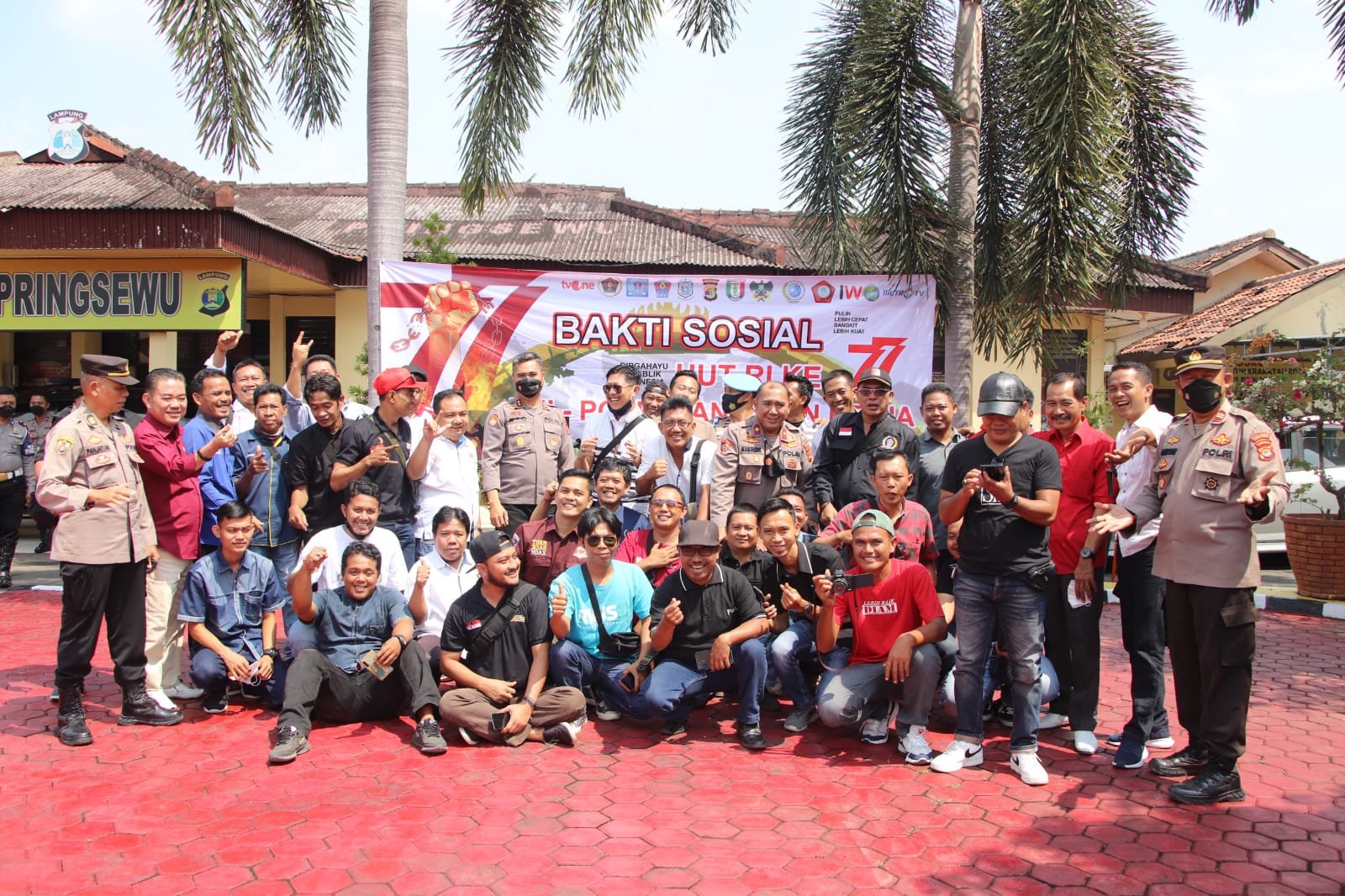 Semarak HUT RI ke-77, Polres Pringsewu bersinergi dengan TNI dan Insan Pers Gelar Baksos