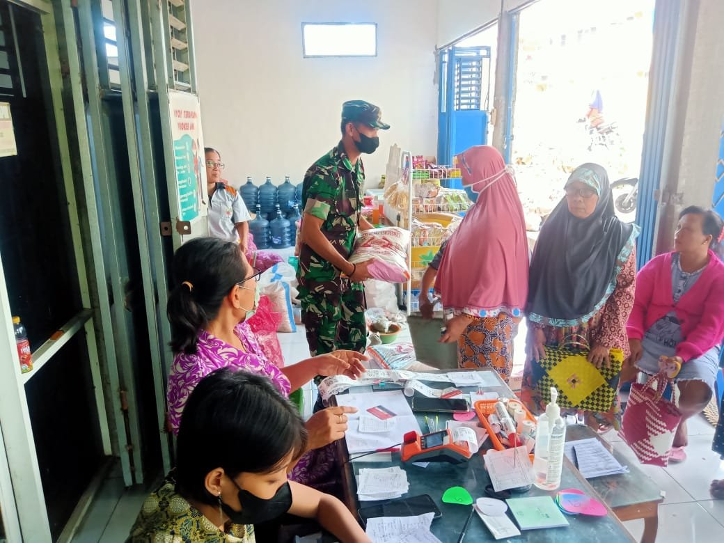 Koramil Dawarblandong Kerahkan Babinsa Kawal 905 Warga Penerima BPNT