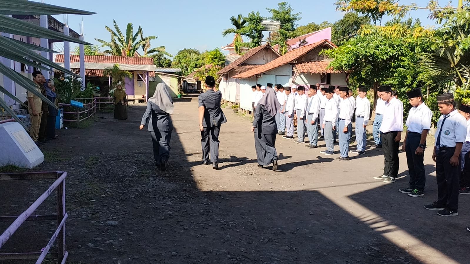 Peringati HUT Kemerdekaan RI, MA Khomsani Nur dan Mts Diponegoro Upacara Gabungan di Ponpes Khomsani Nur