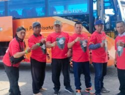 Relawan Tapal Kuda Nusantara saat foto bersama sebelum berangkat