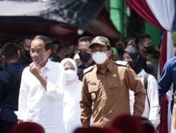 Presiden Jokowi Bagikan Bansos ke Pengunjung dan Pedagang Pasar Larangan Sidoarjo