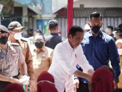 Presiden Jokowi Bagikan Bansos ke Pengunjung dan Pedagang Pasar Larangan Sidoarjo