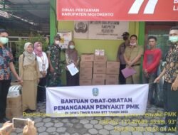 Kompak Babinsa – Bhabinkamtibmas Sooko Kawal Pendistribusian Bantuan Obat & Disinfektan PMK