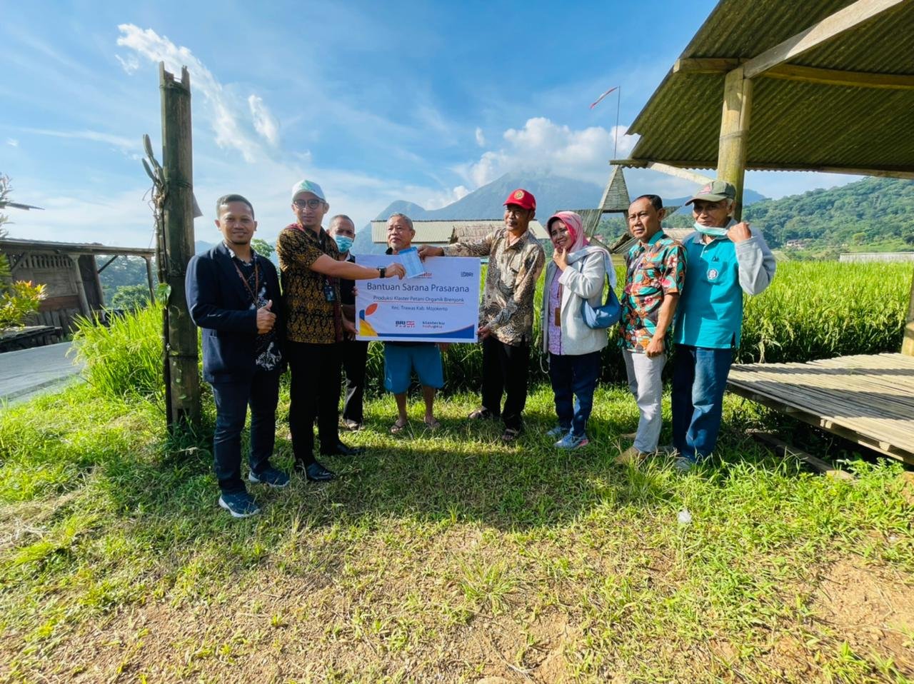 BRI Mojokerto Berikan Bantuan Sarpras Produksi Klaster Petani Organik Brenjonk Desa Penanggungan