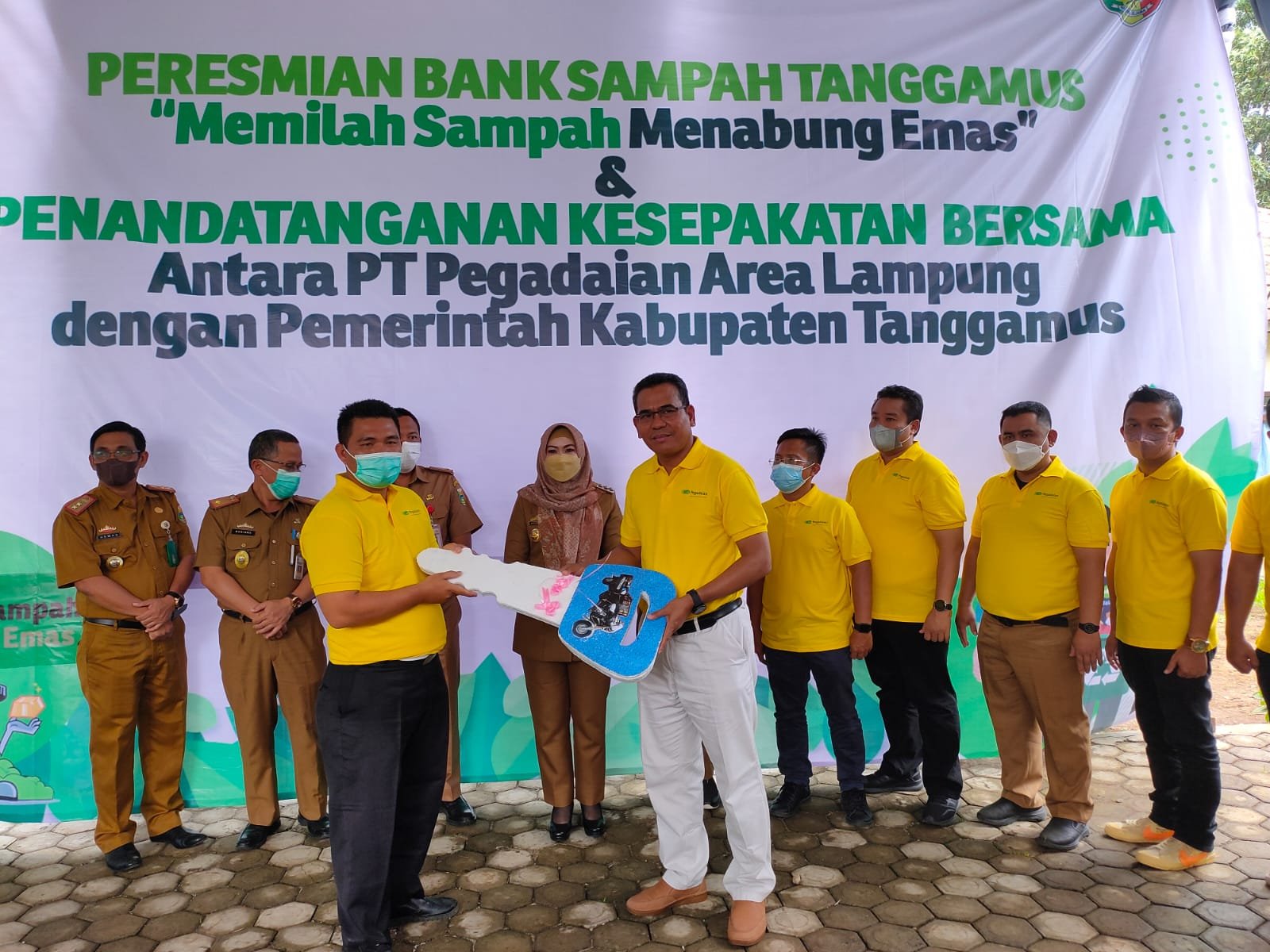 Bupati Tanggamus Hj. Dewi Handajani Resmikan Bank Sampah