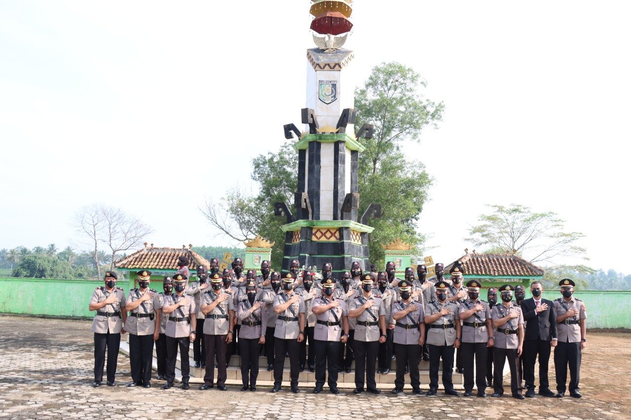 Dalam Rangka Hut Polwan, Polres Lampung Timur Gelar Ziarah Ke Taman Makam Pahlawan