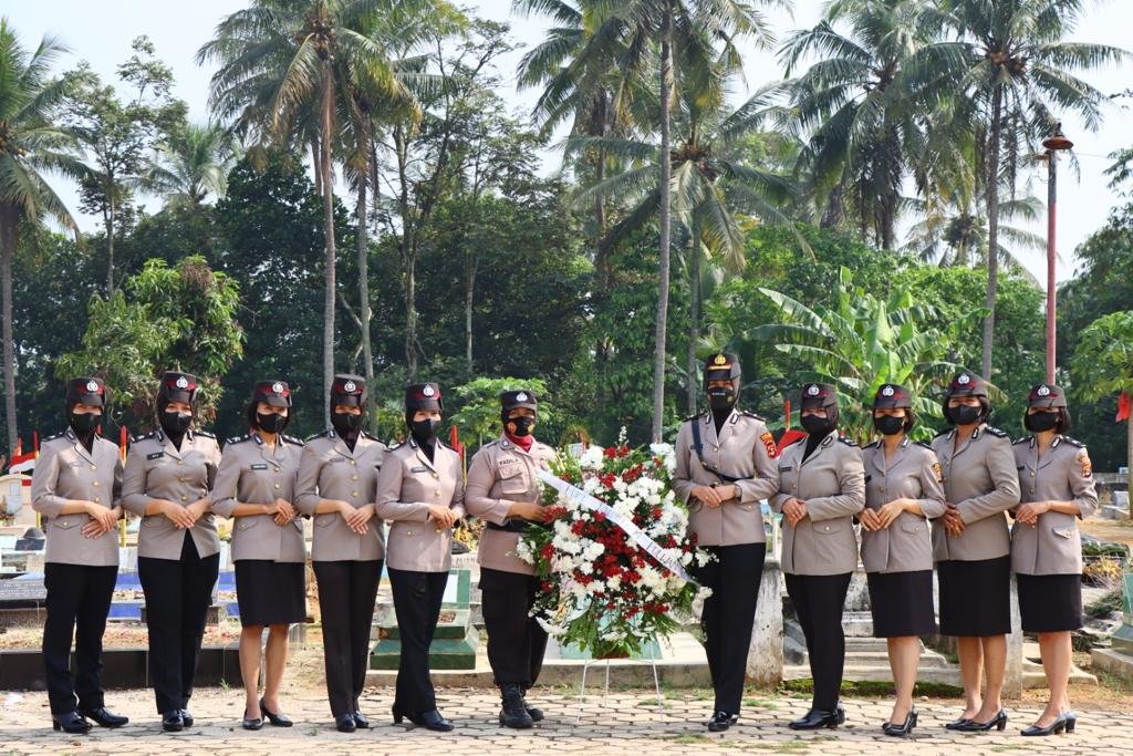 Jelang HUT Polwan Ke-74, Polwan Polres Pringsewu Ziarah di Taman Makam Pahlawan