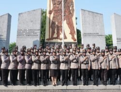 Jelang Hari Jadi Ke-74, Polwan Sidoarjo Ziarah Rombongan ke Makam Pahlawan
