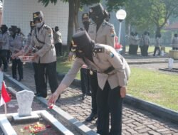 Jelang Hari Jadi Ke-74, Polwan Sidoarjo Ziarah Rombongan ke Makam Pahlawan