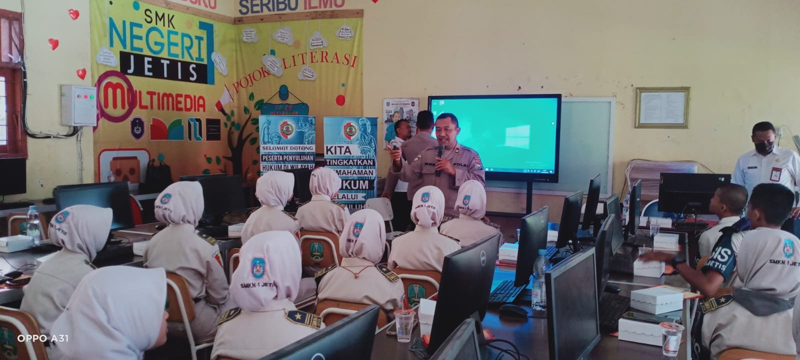 Antisipasi Kenakalan Remaja, Polresta Mojokerto Gelar Binluh di SMKN 1 Jetis