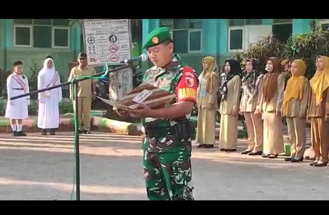 Pimpin Upacara Bendera, Babinsa Koramil Gondang Sampaikan Wasbang